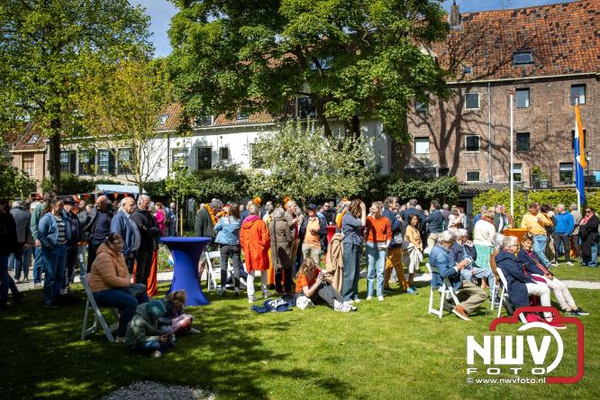 Volle terrassen, bruisende kleedjesmarkt en sportieve Wallenloop: Elburg leeft tijdens koningsdag! - &copy; NWVFoto.nl